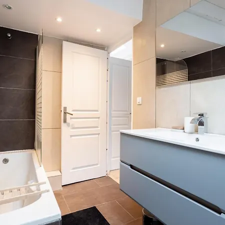 Apartment Sous Les Toits 5 Min Du Palais A Pied